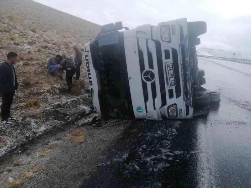 Başkale yolunda tır devrildi: 1 yaralı