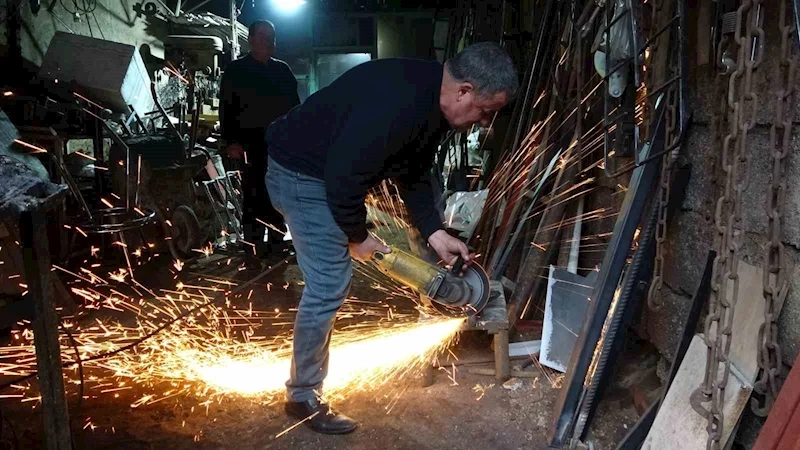 Bir nesilden diğerine aktarılamayan ’demircilik mesleği’ yok oluyor