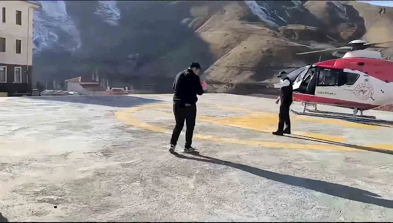 Bahçesaray’da ambulans helikopter sarılık olan bebek için havalandı