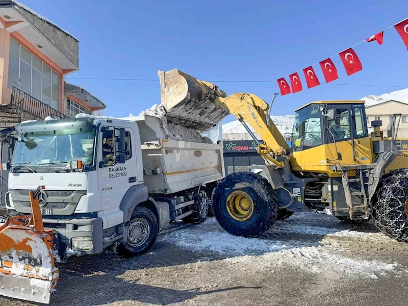 Başkale’de kar yığınları kamyonlarla ilçe dışına taşınıyor