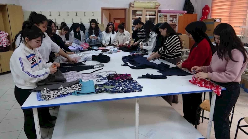 Van’da moda tasarım öğrencileri ihtiyaç sahibi olanlar için dikiyorlar