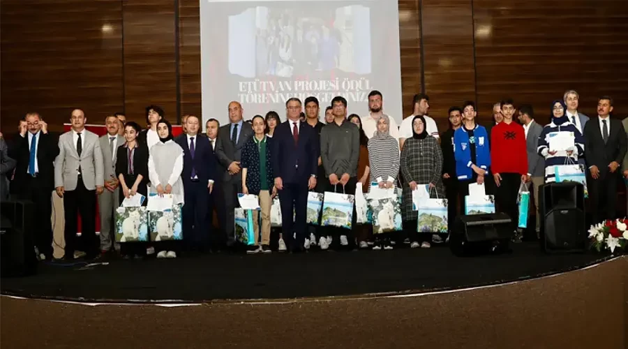 Van Valisi Öğrencilerin Başarısını Ödüllerle Taçlandırdı