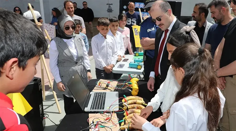 Başkaleli Yetenekler Geleceği Şekillendiriyor: 30 Eserlik Bilim Şöleni!