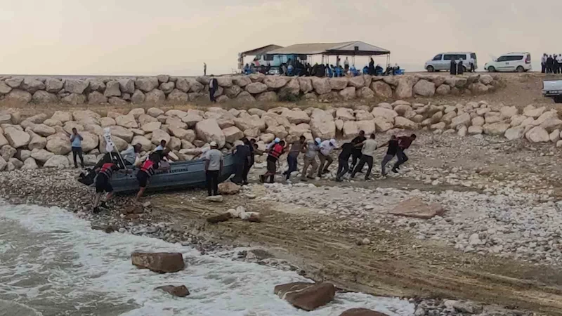 Van Gölü’nde kaybolan genci arama çalışmalarına olumsuz hava şartları nedeniyle ara verildi