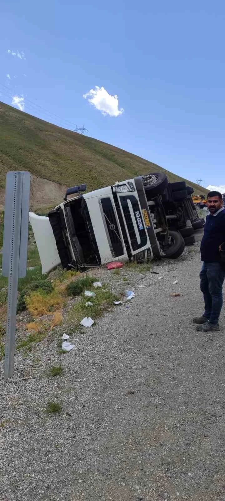 Van'da İran plakalı tır devrildi: 1 yaralı
