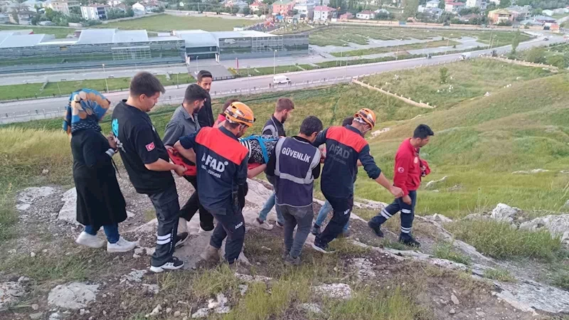 Van Kalesi’nde fotoğraf çektirmek isterken aşağı düştü