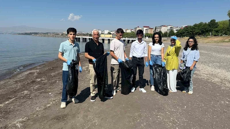 Van Gölü sahilinde çöp toplama etkinliği