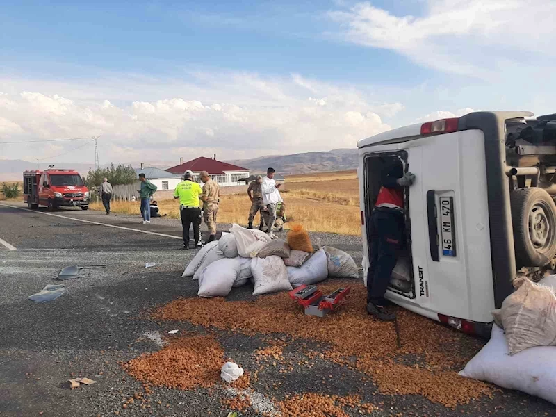 Van’da minibüs takla attı: 2 yaralı