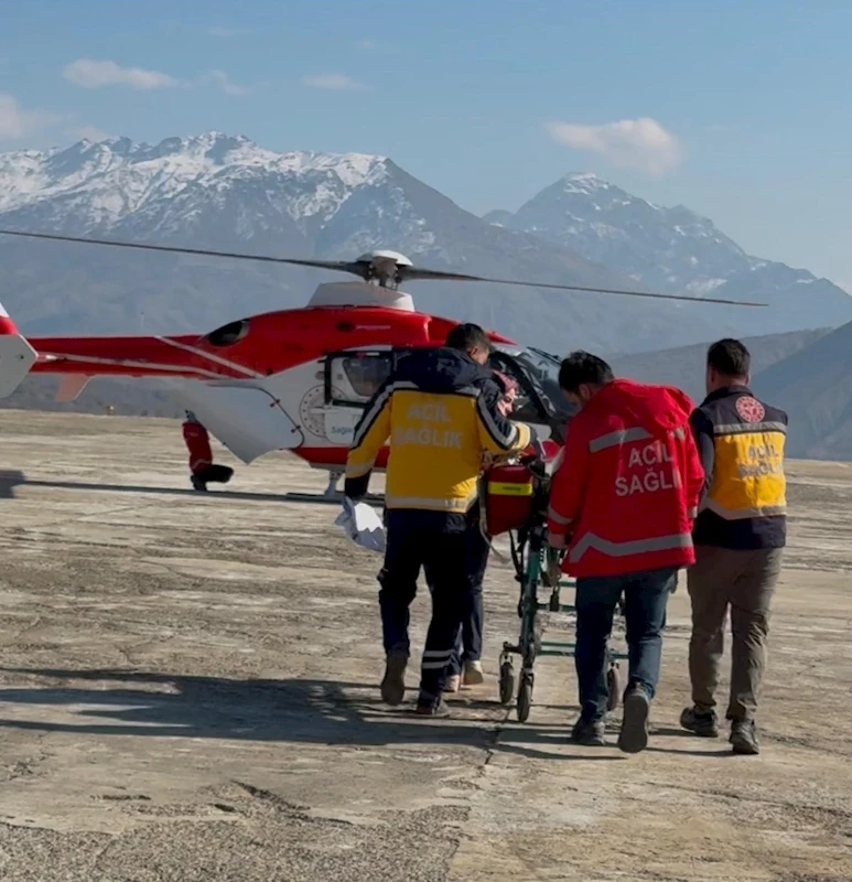 Helikopter ambulans Melisa bebek için havalandı