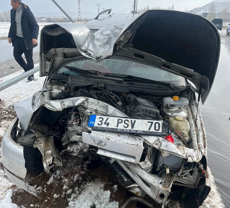 Van’da aydınlatma direğine çarpan otomobildeki 4 kişi yaralandı