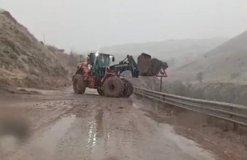 Yüksekova-Van kara yolunda heyelan meydana geldi