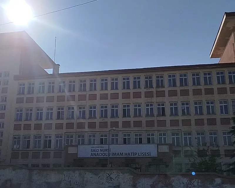 Van’da 5 öğrenci zehirlenme şüphesiyle hastaneye kaldırıldı