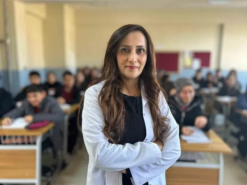 Koreceyi kendi çabasıyla öğrenen Vanlı öğretmen öğrencilerine ilham oluyor