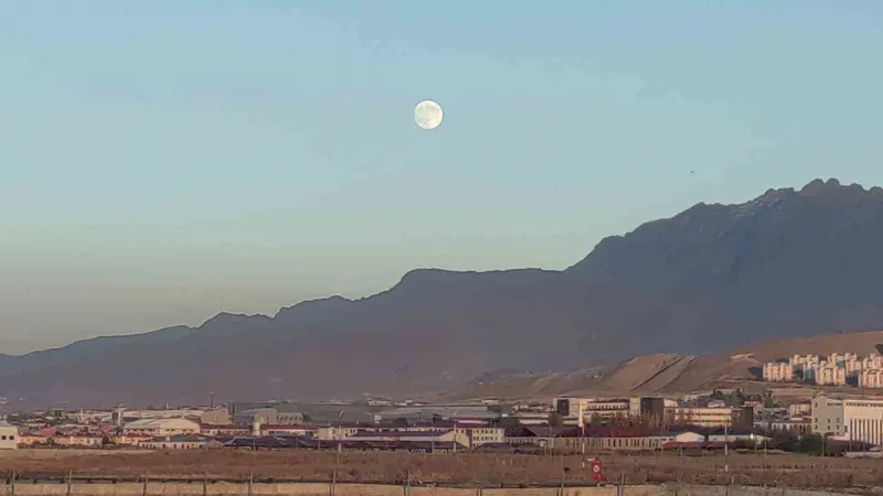 Van’da eş zamanlı güzellik: Ay doğarken güneş battı