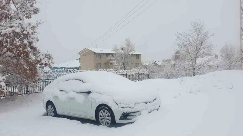 Başkale’de araçlar kara gömüldü: 11 yerleşim yerinin yolu ulaşıma kapandı
