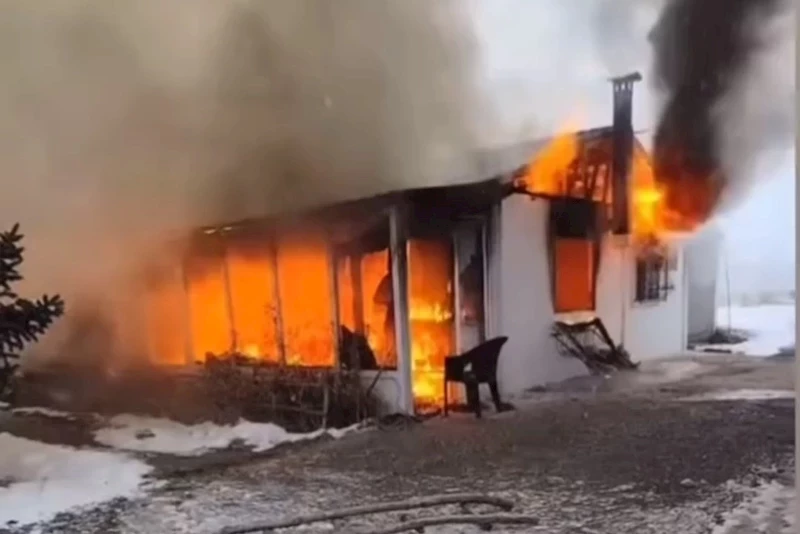 Van’da prefabrik ev alevlere teslim oldu