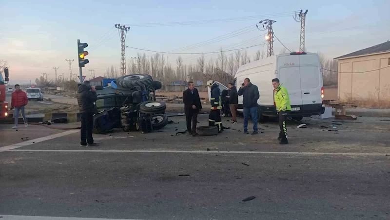 Van’da traktör ile minibüs çarpıştı; 2 yaralı