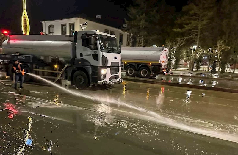 Van Büyükşehir Belediyesi kent genelinde temizlik çalışması başlattı