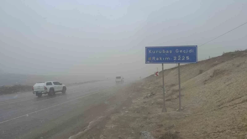 Kurubaş Geçidi’nde kar yağışı ve sis etkili oluyor