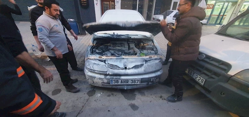 Van’da park halindeki otomobilde yangın