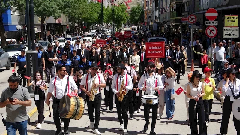 Van’da ‘22. Akdamar Çocuk ve Gençlik Tiyatroları Şenliği’ başladı