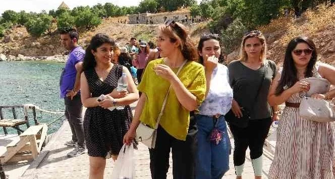 Bayramda Van Akdamar Adası ve ören yerlerine ziyaretçi akını