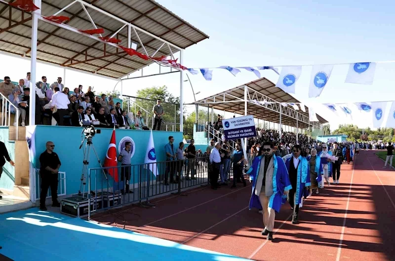 Van YYÜ’de mezuniyet coşkusu