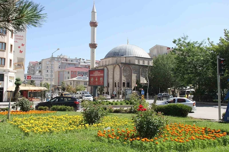 Van’daki cadde ve kavşaklar çiçek açtı