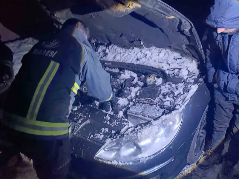 Van'da seyir halindeyken yanan aracın motoruna karla müdahale