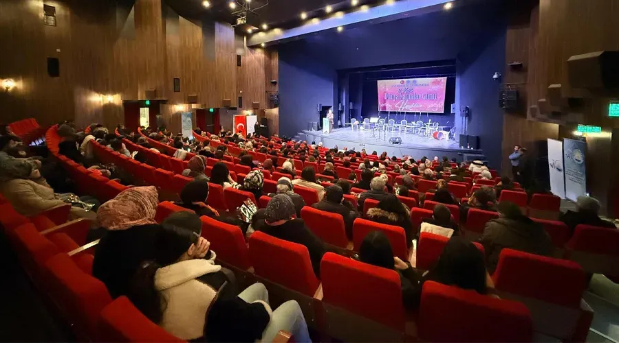 Van'da 8 Mart Coşkusu: Kadınlar Sahnedeki Yerini Aldı