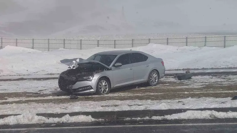 Van’da Kaymakamın bulunduğu otomobil kaza yaptı
