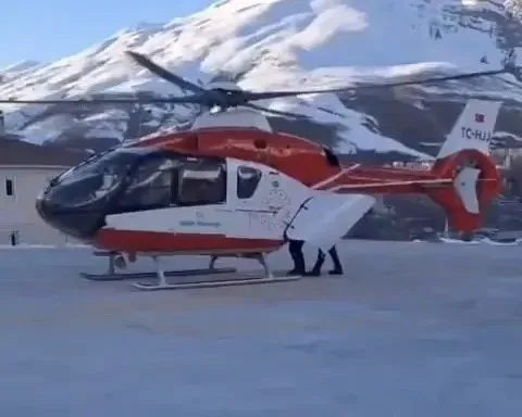 Bahçesaray’daki minik hasta helikopter ambulansla Van’a sevk edildi