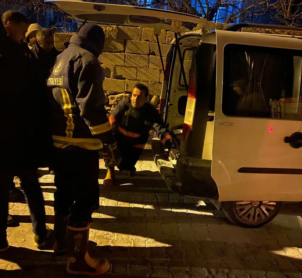 Van’ın Edremit ilçesinde park halindeki kamyonetin motoru yandı