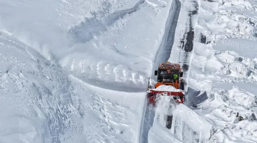 Van'da Karla Mücadele Tüm Hızıyla Sürüyor: Çaldıran'da 2 Metreyi Bulan Kar Temizleniyor