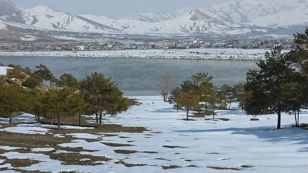 Van'da bahar yüzünü gösterdi: Sıhke Göleti’nin buzları tamamen çözüldü