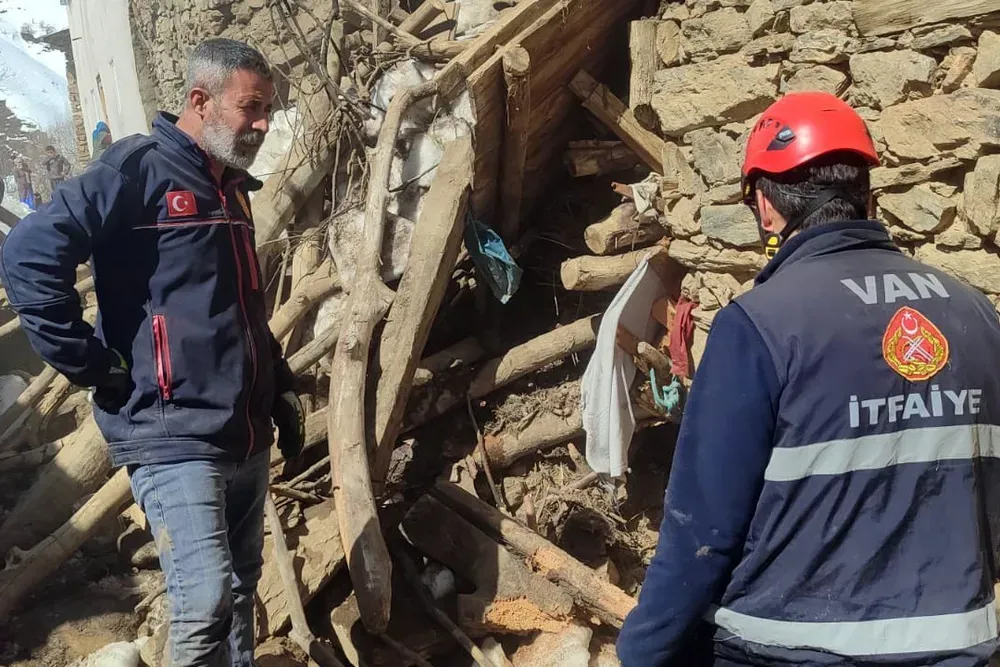 Çatak’ta ahır çöktü: 50 kuzu göçük altında kaldı