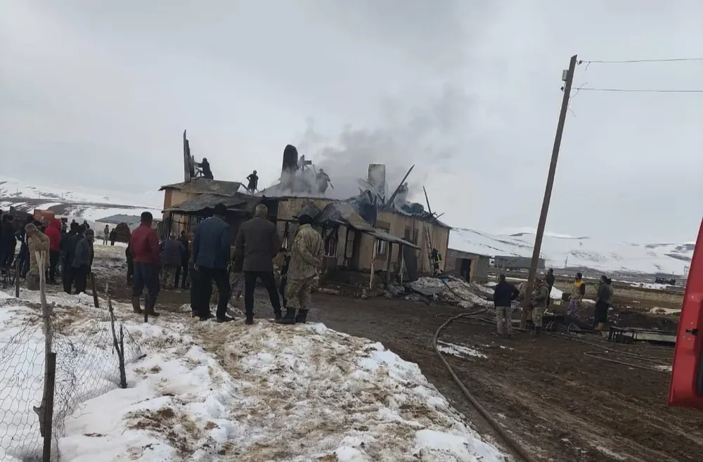 Başkale’de ev yangını