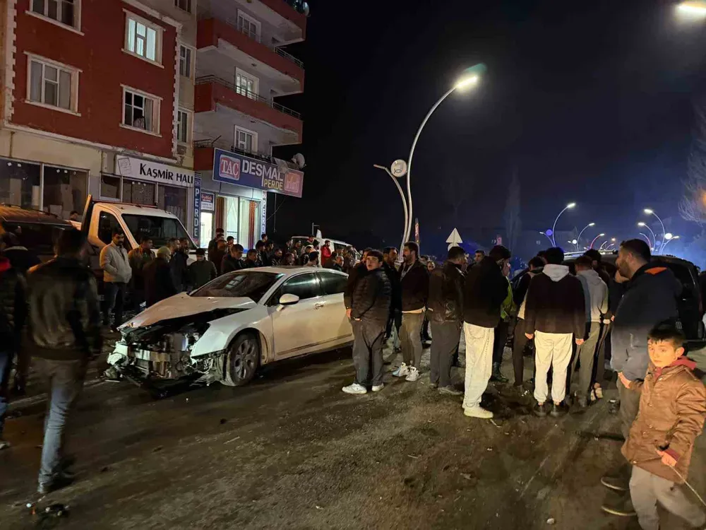 Muradiye’de otomobil ve kamyonet çarpıştı: 2 yaralı