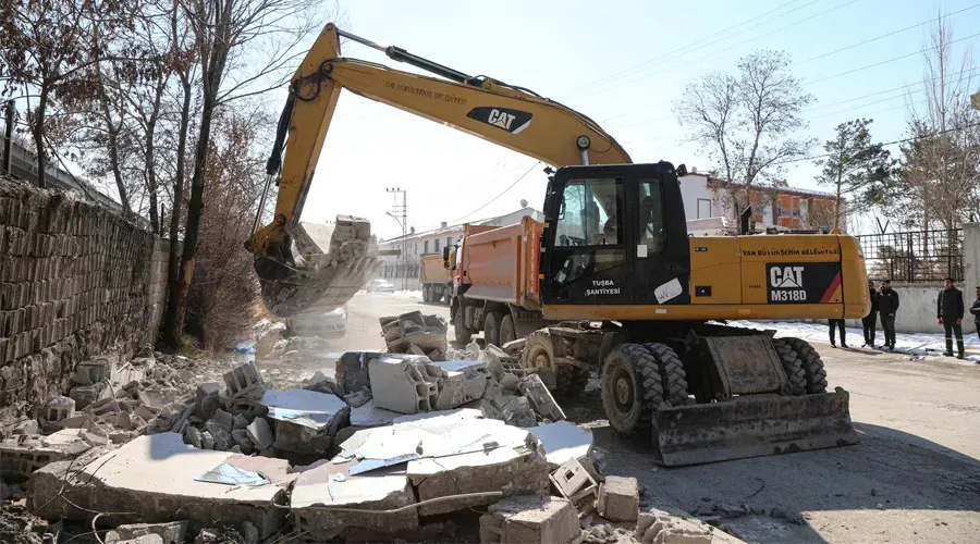 Van'da Kaçak Yapılara Yönelik Yıkım Çalışmaları Hız Kesmeden Devam Ediyor