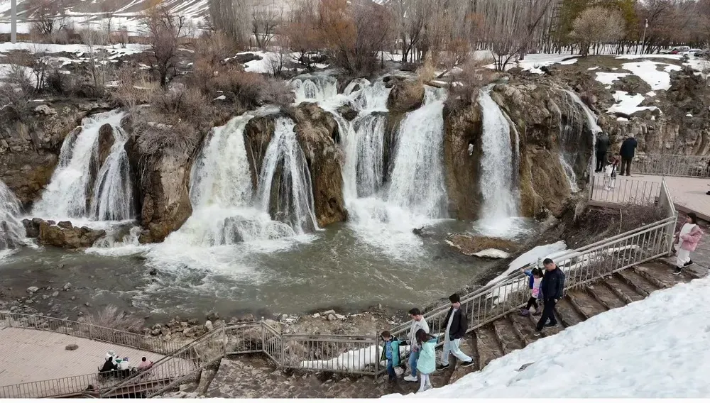 Muradiye Şelalesi her mevsim ayrı bir güzel