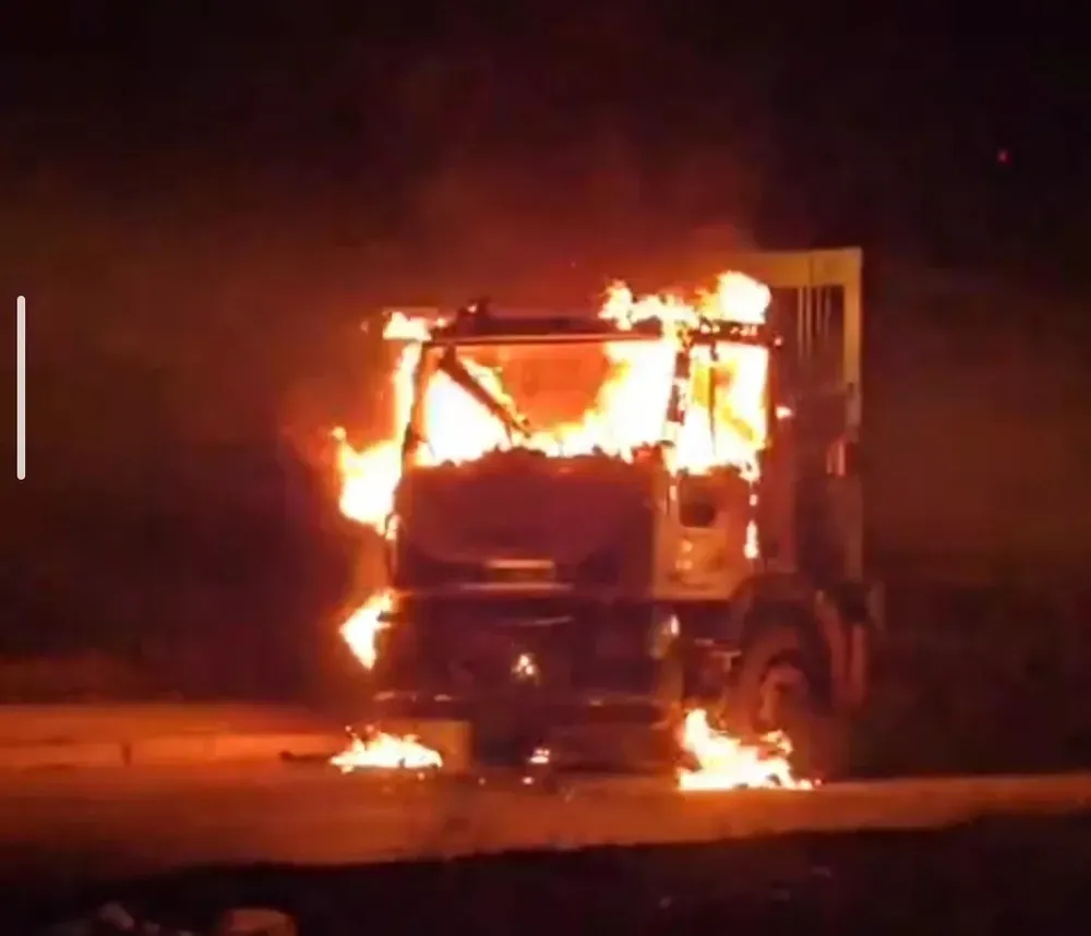 Van’da çöp kamyonu alev alev yandı