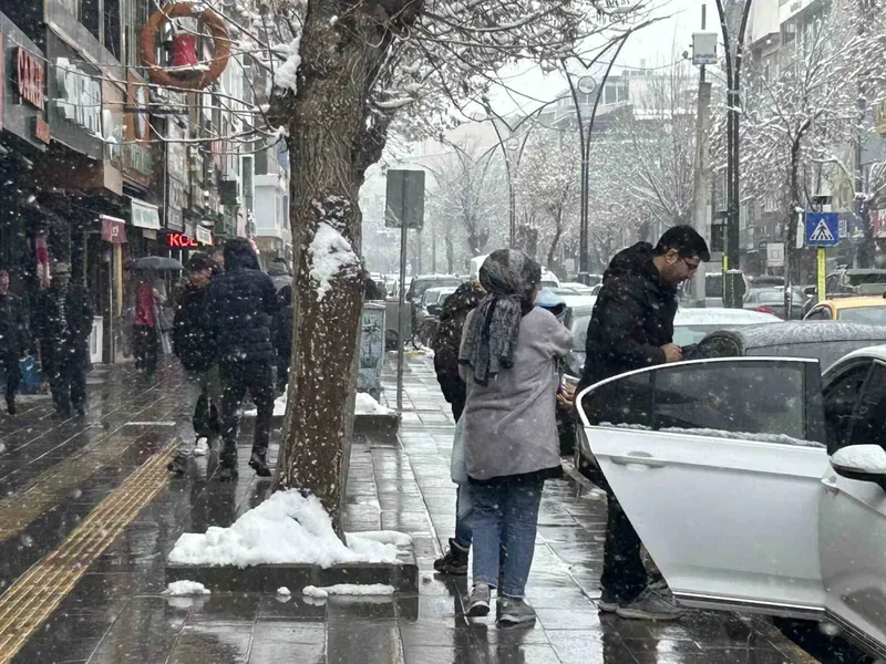 Van’da yoğun kar yağışı etkisini sürdürüyor