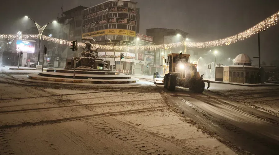 Van'da Yoğun Kar Yağışı: Büyükşehir Ekipleri Gece Boyu Sahada